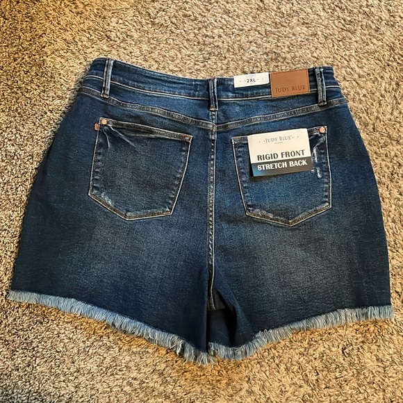 Women's Distressed Denim Shorts - Picture 5 of 5